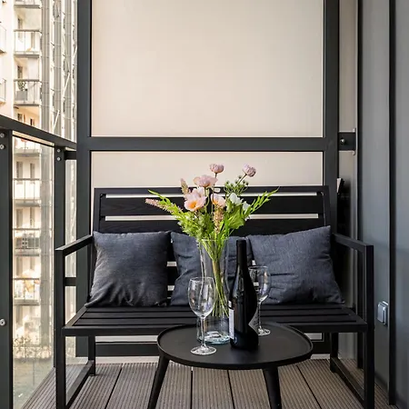 - Balcony, Fitness - By Rentujemy Apartmán Vratislav